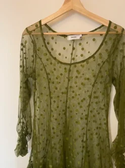 Grünes transparentes Kleid