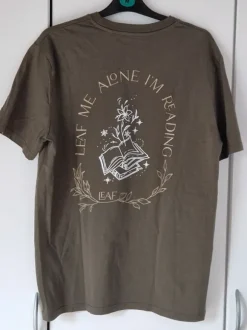 Grünes T-Shirt mit bookish Print