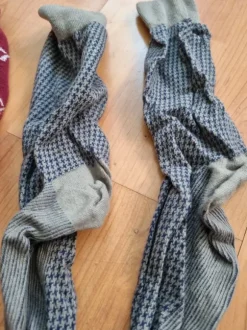 Gut erhaltene gemusterte Socken 43-46