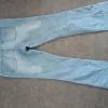 Hellblaue Bootcutjeans