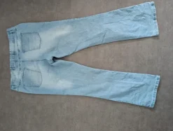 Hellblaue Bootcutjeans