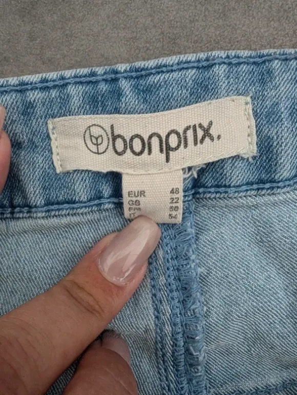 Hellblaue Bootcutjeans