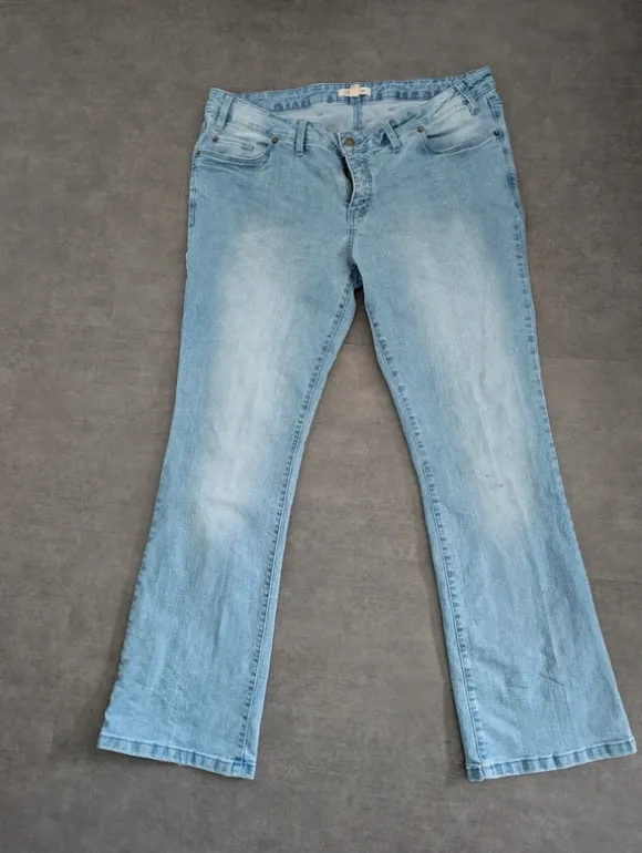 Hellblaue Bootcutjeans