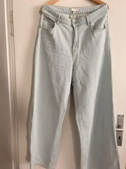 Hellblaue Jeans High Waist