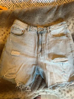 hellblaue Jeansshorts