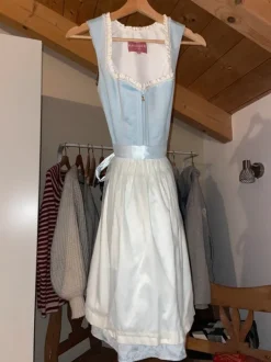 Hellblaues Krüger Dirndl