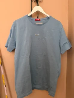 Hellblaues Nike Shirt