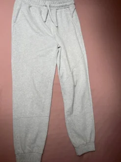 Hellgraue Jogginghose