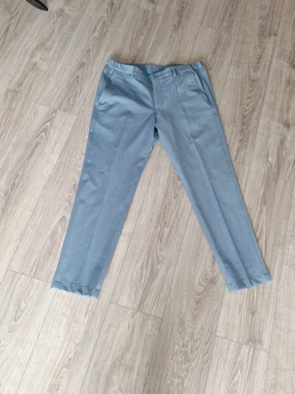 Herren Anzug.Sehr schöne Farbe.