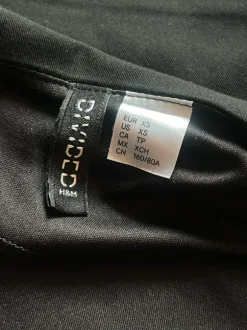 H&M figurbetontes schwarzes Top