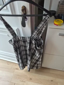 Hängerchen schwarz/weiß karriert mit silbernen und roten Ziernähten