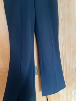 Hose mit ausgestelltem Bein | Vinted