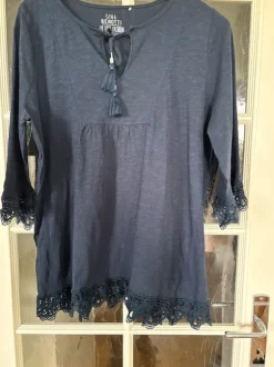 Jeans mit schickem Langarmshirt mit Spitze