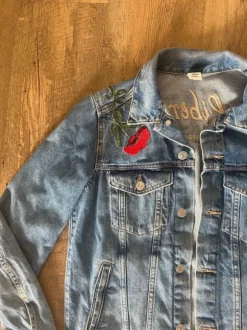 Jeansjacke mit Bestickung