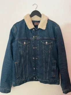 Jeansjacke mit Kunstpelz
