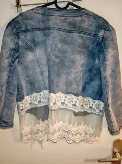 Jeansjacke mit Spitze