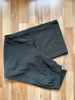 Jogginghose Dunkelgrün mit weitem Bein in Grösse M