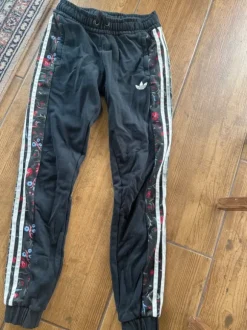 Jogginghose mit Blumenmuster von Adidas