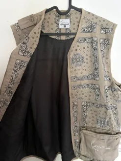 Karl Kani Utility Weste – Bandana Print – Größe L