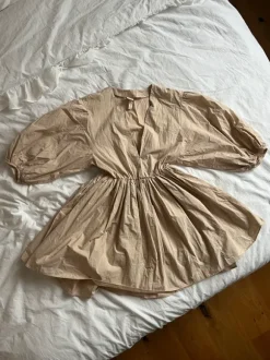 Kleid beige mit V-Ausschnitt