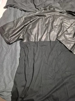 Kleid mit Leder