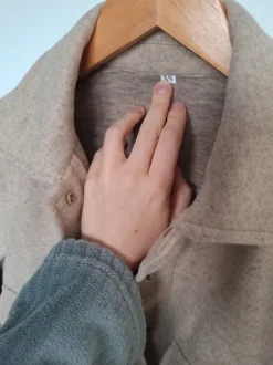 Korte vilten jasje. Nieuw. Beige.