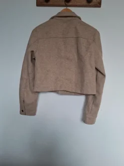 Korte vilten jasje. Nieuw. Beige.