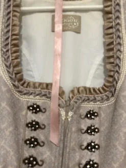 Krüger Dirndl in Brokatstoff mit Spitzenschürze , Pailletten, Perlen