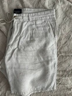 Kurze beige Leinenhose, Leinenshorts