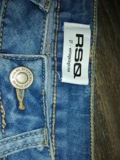 Kurze blaue Stretchjeans