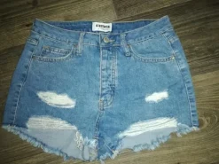 Kurze blaue Stretchjeans