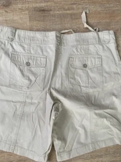 Kurze Damenhose beige