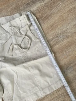 Kurze Damenhose beige
