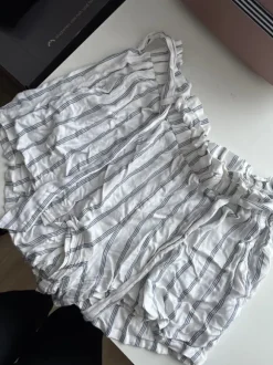 Kurze gestreifte Hose