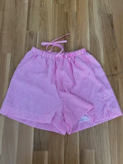 Kurze gestreifte Sommerhose