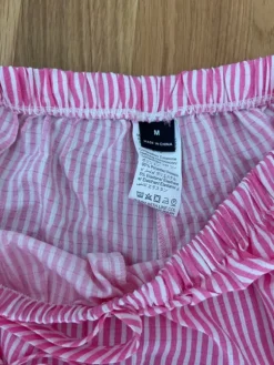 Kurze gestreifte Sommerhose