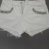 Kurze Shorts mit Steinen