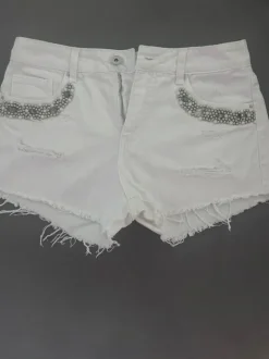 Kurze Shorts mit Steinen