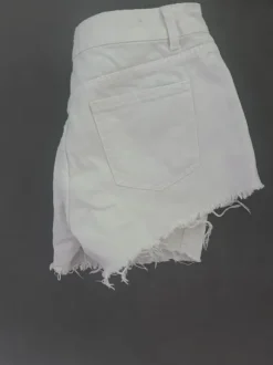 Kurze Shorts mit Steinen