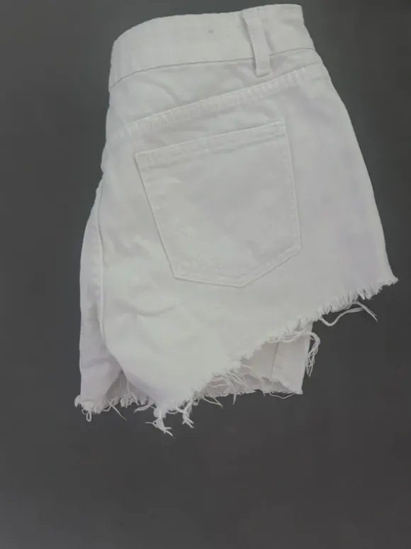 Kurze Shorts mit Steinen