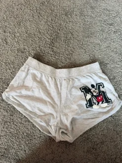 Kurze Stoffhose