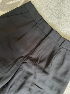 Kurze Stoffhose