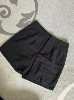 Kurze Stoffhose