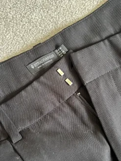 Kurze Stoffhose