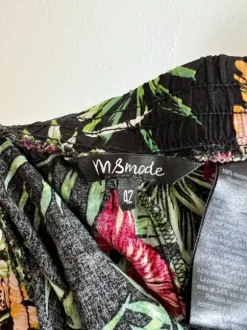 Kurze Stoffhose mit buntem Muster