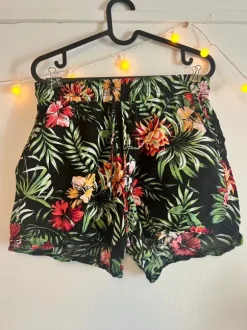 Kurze Stoffhose mit buntem Muster