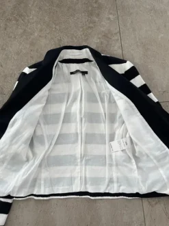 Kurzer Blazer in schwarz weißen Streifen