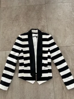 Kurzer Blazer in schwarz weißen Streifen
