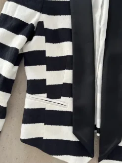 Kurzer Blazer in schwarz weißen Streifen