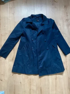 Kurzer dunkelblauer Trenchcoat